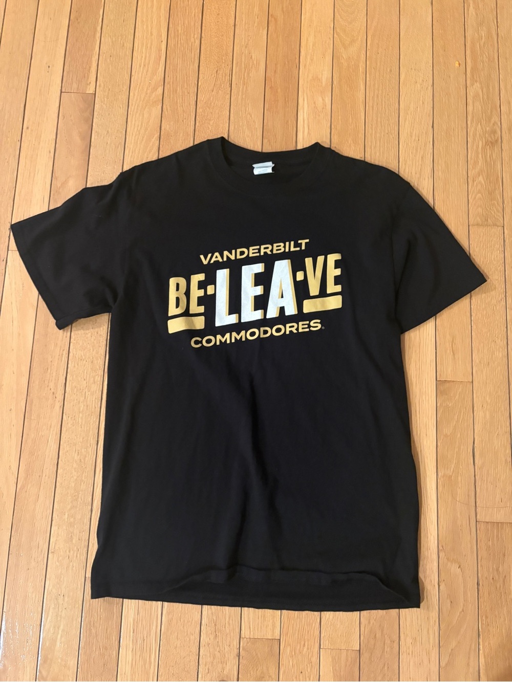 Vanderbilt Commodores black 'BE-LEA-VE' Graphic T-Shirt Men’s Medium